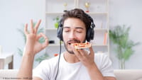 Música alta faz pedir comidas menos saudáveis