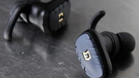 Fone bluetooth vem com 48 adaptadores