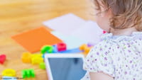 Smartphone à noite prejudica o cérebro infantil
