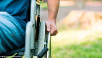 Estímulo elétrico faz paraplégicos andarem