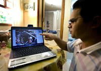 O professor Gean Carlos dos Santos mostra imagens do processo de construção de um biodigestor doméstico O professor Gean Carlos dos Santos mostra imagens do processo de construção de um biodigestor doméstico