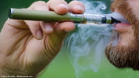 Vapor de cigarro eletrônico mata células da boca