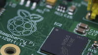 Robô com PC Raspberry Pi corre sozinho